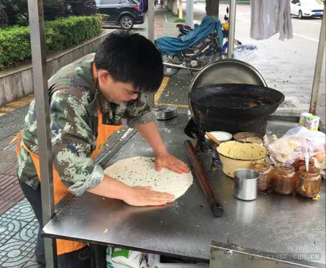 80后大哥在船上做大厨月入2万怎么样船上大厨生涯，一位80后大哥月入两万的经历分享